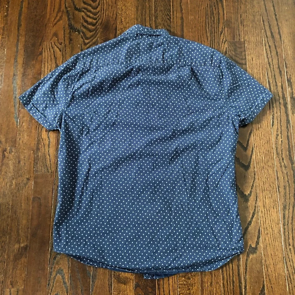 J. Crew Men’s M Navy Blue w/Geo White Design Short-Sleeved Button-Down Shirt EUC - Picture 8 of 9